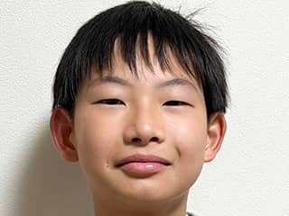 D君